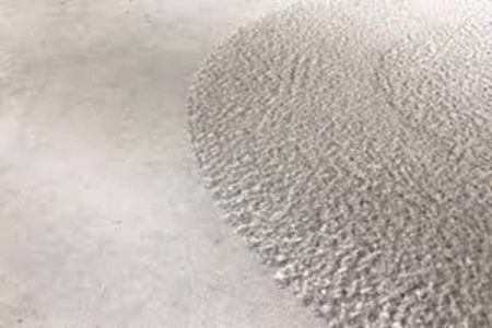 Professioneel schuren van een betonvloer met een grote schuurmachine