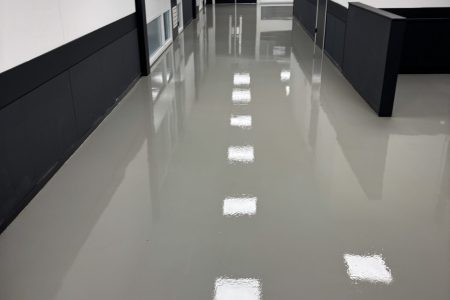 Gietvloer beschermen met 2-componenten PU-coating – Kastelein Vloeronderhoud